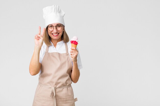 Edad media panadero mujer con un helado