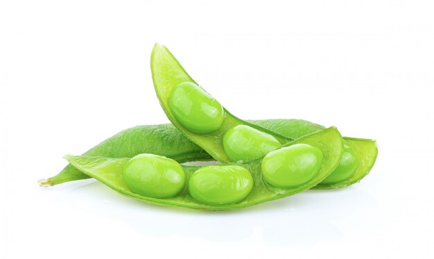 Edamame Bohnen auf weißer Wand.