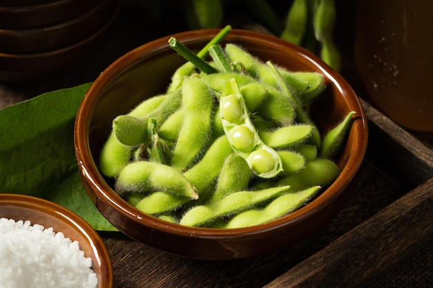 Edamame fresco en un plato de madera