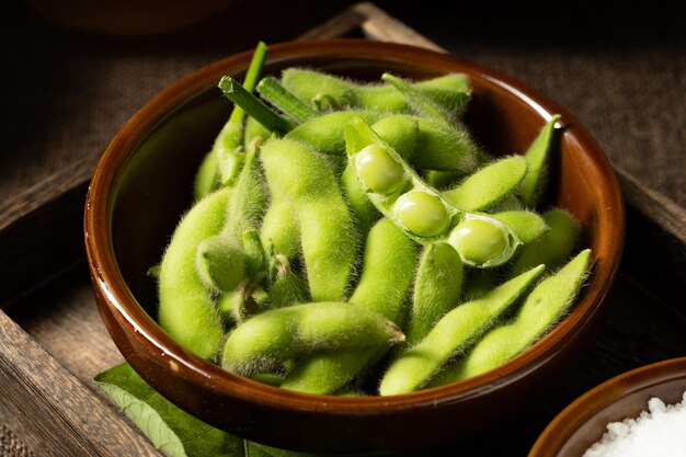 Edamame fresco en un plato de madera