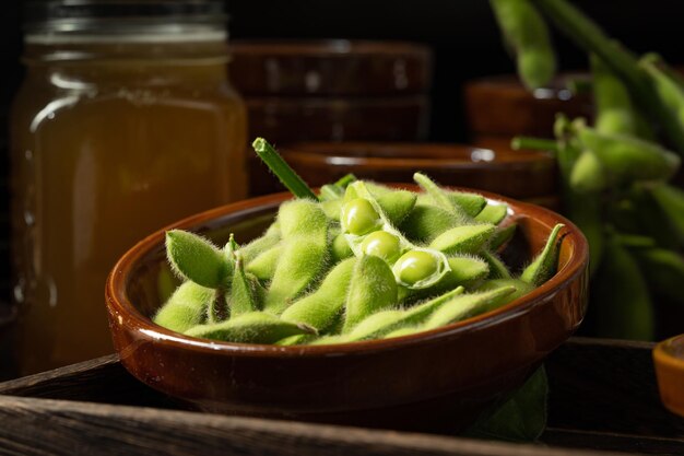 Edamame fresco en un plato de madera