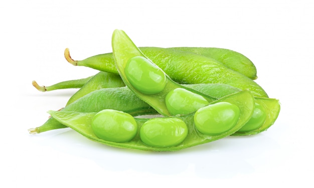 Edamame frijoles aislados en blanco