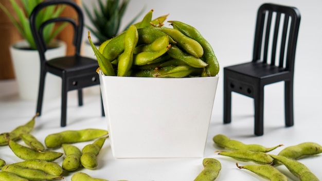 Edamame in einer Pappschachtel serviert auf weißem Hintergrund