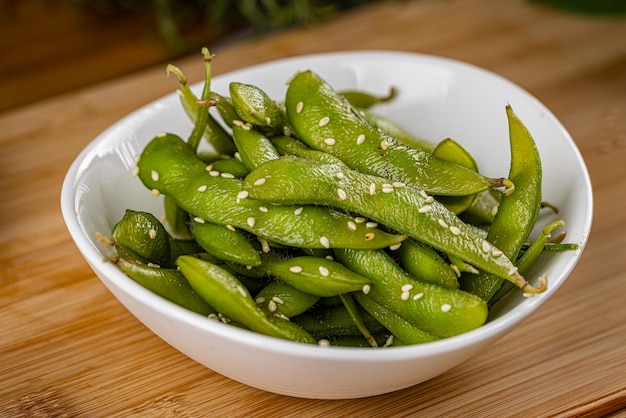 Edamame o soja con semillas de sésamo