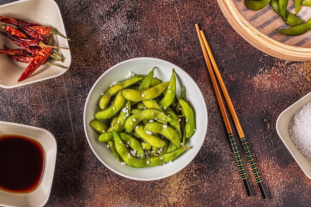 Foto edamame verde cocido, comida japonesa. vista superior.