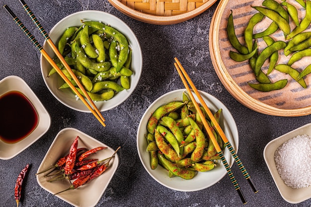 Edamame verde cocido, comida japonesa. Vista superior.