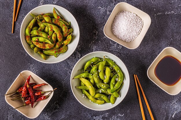 Edamame verde cocido, comida japonesa