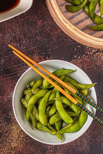 Edamame verde cozido, comida japonesa. vista do topo.