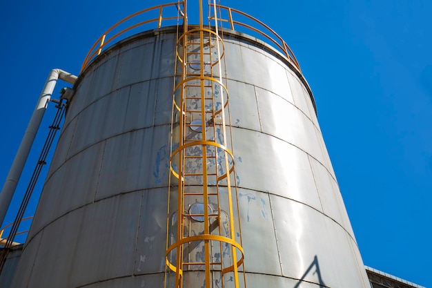 Edelstahlsilos in Kunststoffsilos der chemischen Industrie