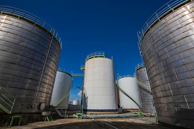 Edelstahltank groß mit Chemikalien industriell