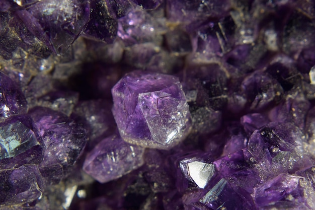 Edelstein Amethyst ist von Natur aus ein wunderschöner farbiger Edelstein