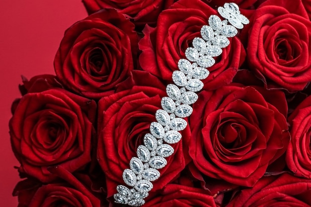 Edelsteinschmuck Hochzeitsmode und luxuriöses Einkaufskonzept Luxus Diamantarmband und Strauß roter Rosen Schmuck Liebesgeschenk am Valentinstag und romantische Feiertage vorhanden