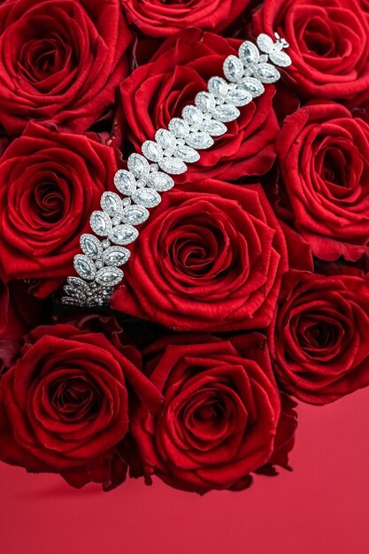 Edelsteinschmuck Mode und Luxus-Shopping-Konzept Luxus-Diamant-Armband und Strauß roter Rosen Schmuck