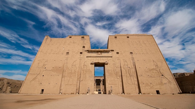 Foto edfu también escrito idfu y conocido en la antigüedad como behdet es una ciudad egipcia asuán egipto