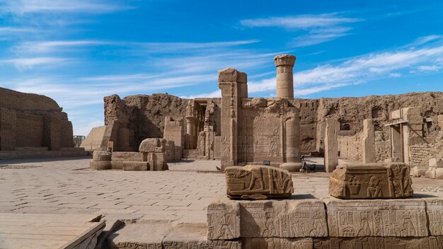 Foto edfu también escrito idfu y conocido en la antigüedad como behdet es una ciudad egipcia asuán egipto