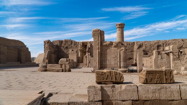 Edfu también escrito Idfu y conocido en la antigüedad como Behdet es una ciudad egipcia Asuán Egipto