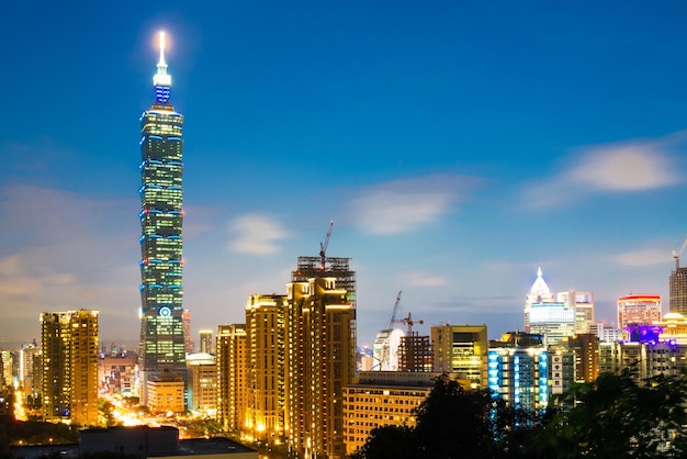 Edificio 101 de Taipei y paisaje urbano de Taipei durante la puesta de sol en Taiwán