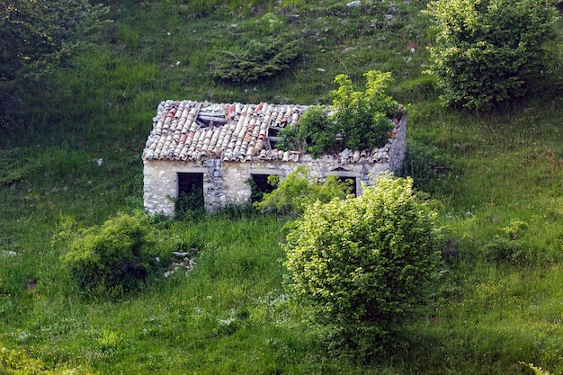 Edificio abandonado cerca de un refugio de montaña en el monte Baldo