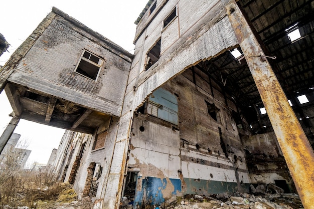 Edifício abandonado com detritos na cidade após a guerra casa quebrada no local de demolição da ruína após a destruição closeup