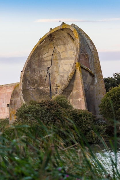 Edificio abandonado contra el cielo