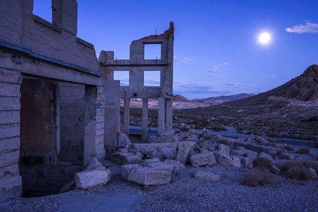 Edifício abandonado em Rhyolite Nevada à noite com lua cheia