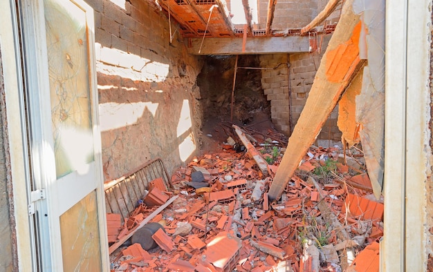 Edificio abandonado con ladrillos naranjas en el interior