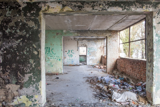 Foto edifício abandonado. ruínas do porto do rio em uma das cidades da europa oriental.