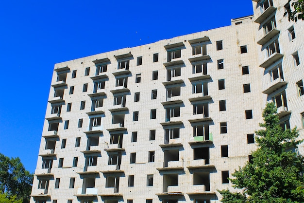 Edificio abandonado de varios pisos en Ucrania