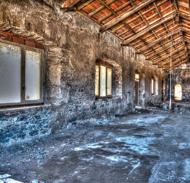 Edifício abandonado visto da janela