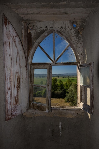 Edificio abandonado visto por la ventana