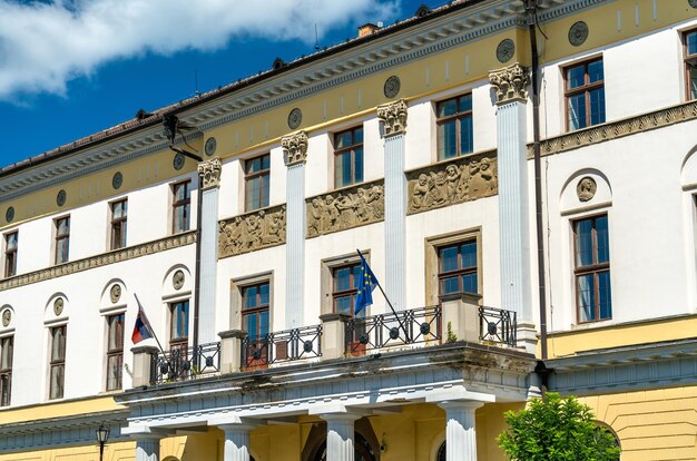 Foto edificio administrativo en el casco antiguo de levoca un sitio del patrimonio mundial de la unesco en eslovaquia