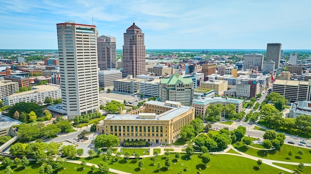 Edificio AEP con amplia ciudad tomada aérea de Columbus Ohio