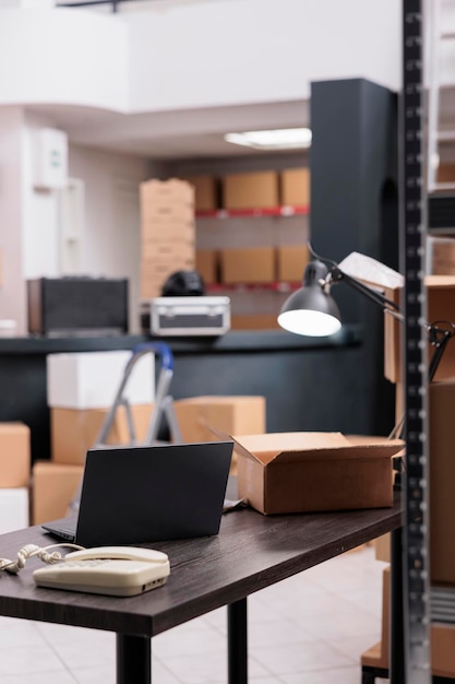 Edificio de almacén moderno vacío utilizado para almacenamiento y distribución, listo para que los trabajadores vengan y preparen pedidos en línea. . Enorme almacén de distribución con estantes altos llenos de cajas de cartón