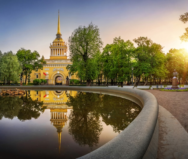 Edificio del Almirantazgo en San Petersburgo con una aguja alta y una reflexión.