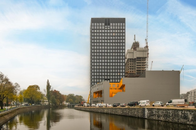 Un edificio alto al lado de un río.