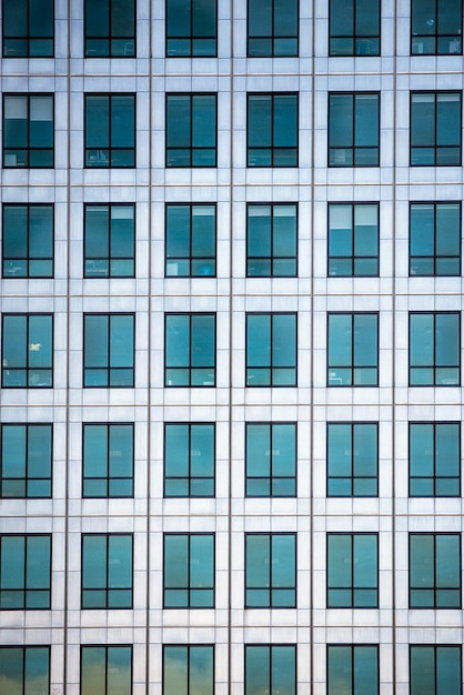 Foto edificio alto en el centro de la ciudad.