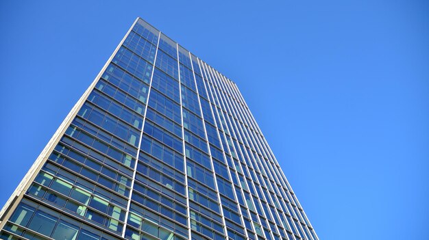 Un edificio alto con un cielo azul de fondo