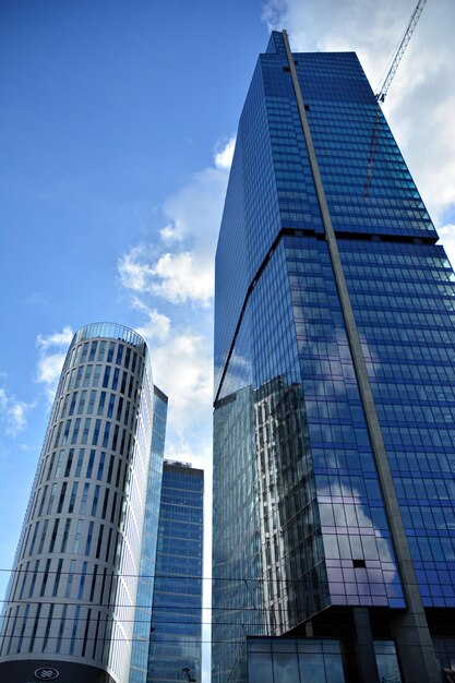 un edificio alto con un cielo nublado detrás