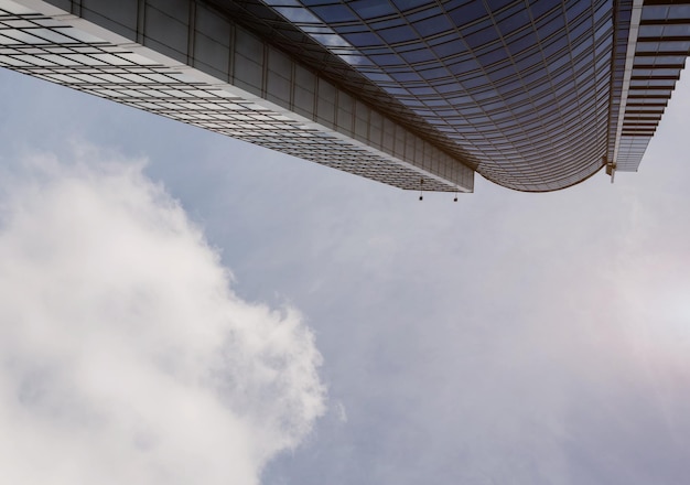 Edificio alto contra el cielo azul