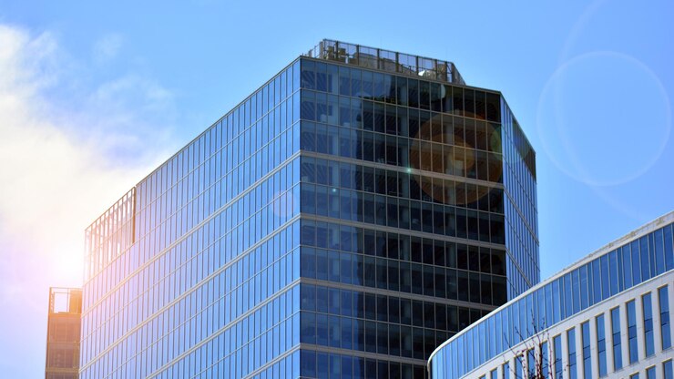 Foto un edificio alto de cristal con la palabra "eiff" escrita.