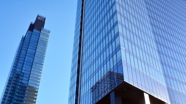 un edificio alto con un edificio alto al fondo.