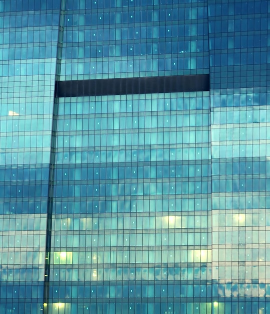 Un edificio alto con una fachada de cristal azul y un letrero blanco que dice "yo soy".