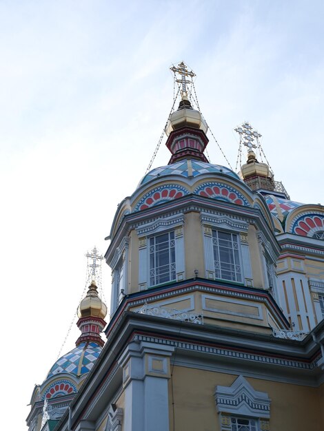 Foto un edificio alto con un gran símbolo en la parte superior