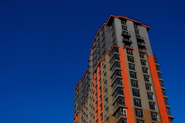 Edificio alto moderno contra el cielo azul