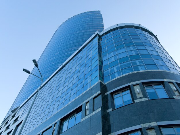 Edificio alto y moderno de vidrio y hormigón.