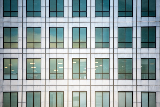 Edifício alto no centro da cidade