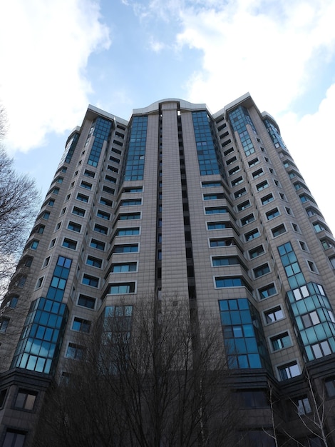 un edificio alto con una ventana de vidrio azul