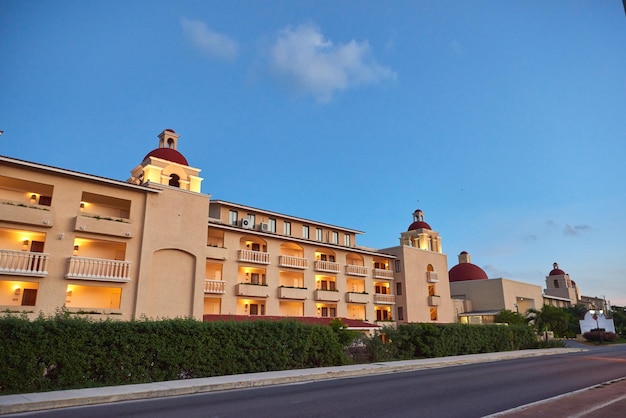 Edifício amarelo ao longo da estrada