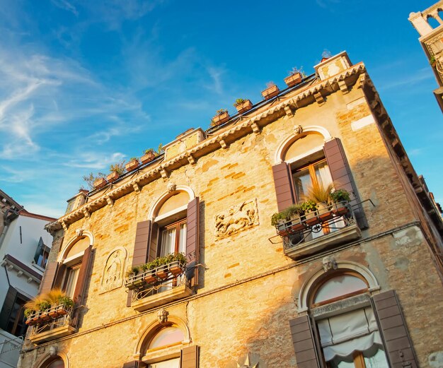 Edificio amarillo bajo un cielo nublado en Venecia Italia