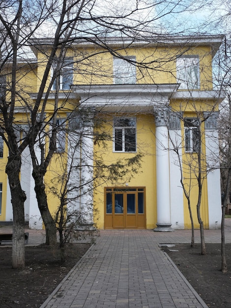 Foto un edificio amarillo con una puerta amarilla que dice el nombre en él
